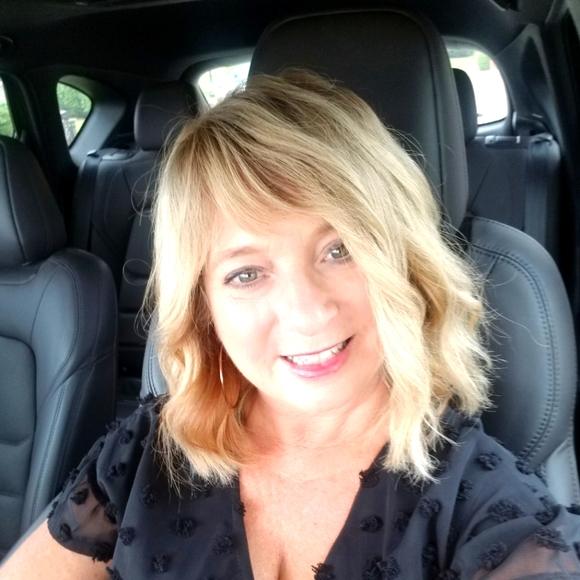 Meet your Posher, Lisa - Picture 1 of 1